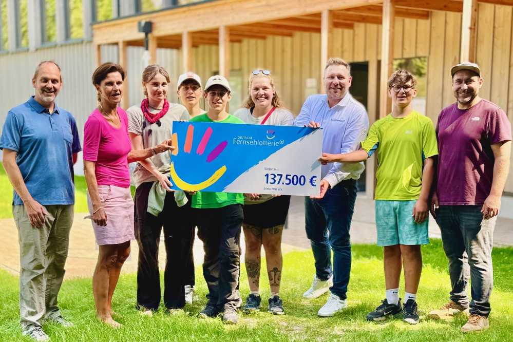Föder:innen und Helfer:innen bei der symbolischen Checkübergabe