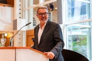 Bild zeigt Oberbürgermeister Thomas Westphal bei seiner Rede zur Eröffnung der Grundschule der jüdischen Gemeinde
