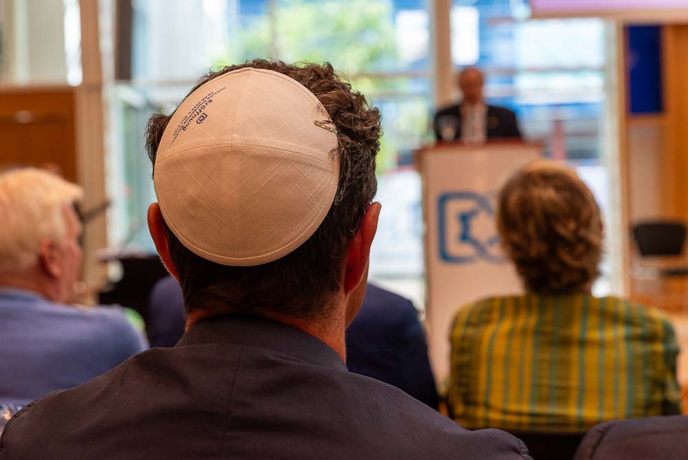 Ein Mann mit Kippa von hinten fotografiert.