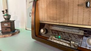 Zu sehen ist ein altes Radio und eine Kaffeemühle