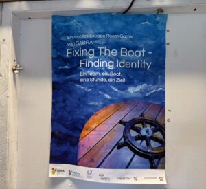 Das Poster des Escape-Rooms zeigt ein Boots-Ruder und blaues Meer.