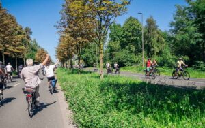 Radfahrende winken sich