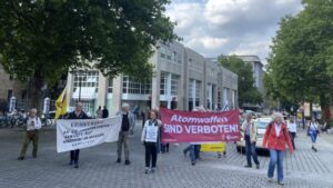Gedenkende beim Marsch mit Bannern. 