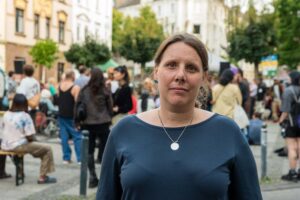 Die Dortmunder Rechtsanwältin Lisa Grüter vertritt die Angehörigen von Mouhamed Dramé und ist bei dem Gedenken dabei. Sie schaut ernst in die Kamera.