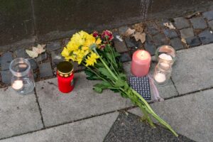 Blumen und Kerzen sind niedergelegt worden.