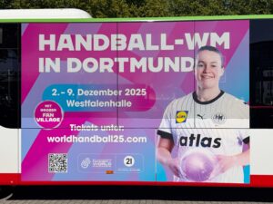 Bedruckter Bus mit Aufschrift: Handball-WM in Dortmund.