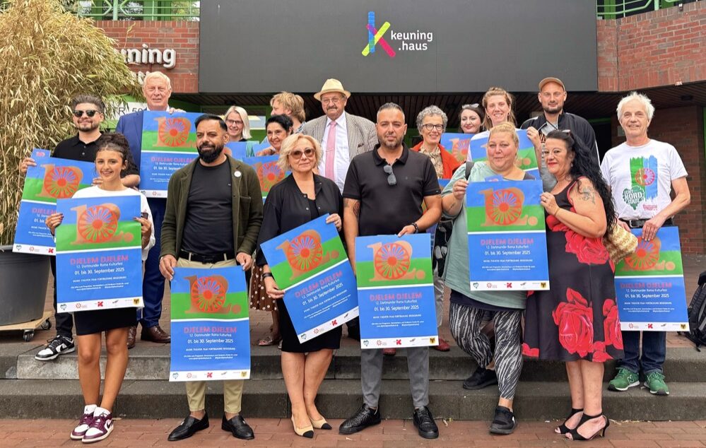 Gruppenfoto mit Plakaten