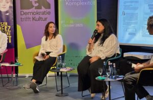 Semiya Şimşek (links) und Gamze Kubaşık (rechts) auf der Bühne im Dietrich-Keuning-Haus.