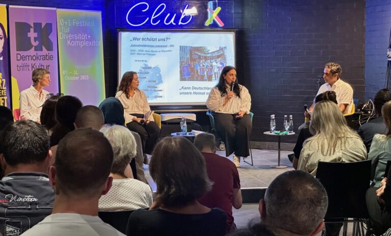 Gamze Kubaşık, Semiya Şimşek und Co-Autorin Christine Werner gemeinsam mit Moderator Ali Şirin auf der Bühne im Dietrich-Keuning-Haus.