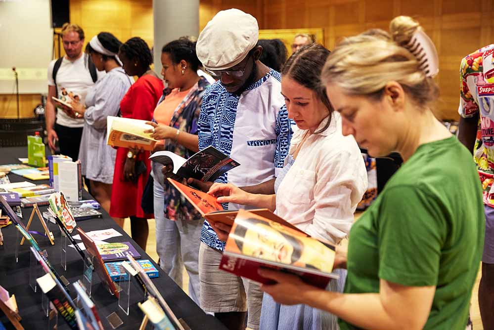 Menschen blättern in Büchern und Zeitschriften