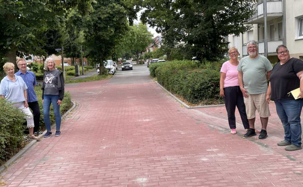 Die Mitglieder des SPD-Ortsvereins Mailoh-Deusen an der sanierten Straße