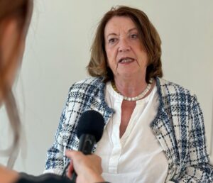 Frau mit weißer Bluse und Blazer im Gespräch