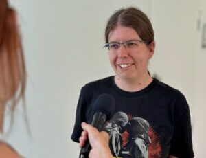 Frau mit Brille, schwarzes T-Shirt