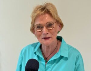 Frau mit Brille, in einer hellblauen Bluse
