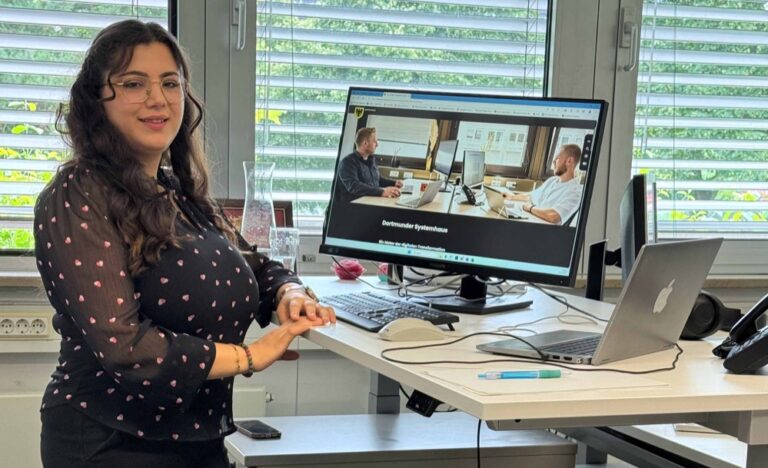 Hiba Abu Hamideh steht am Computer