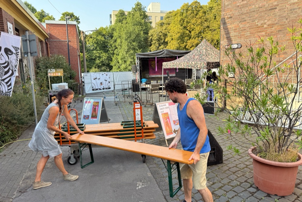 Menschen bauen Sitzbänke auf