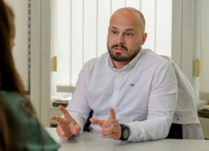 Dr. Issa im Gespräch