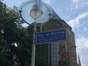 Blauer Pfeiler zum Platz von Hiroshima in Dortmund
