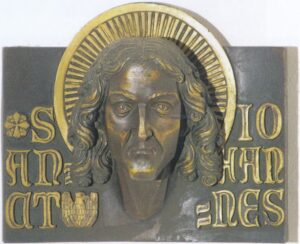 Kopfrelief des Evangelisten Johannes in der Kirche St. Michael.