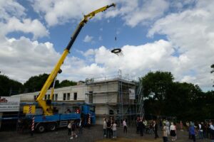 Bild zeigt Gebäude des Kinderhospiz beim Richtfest