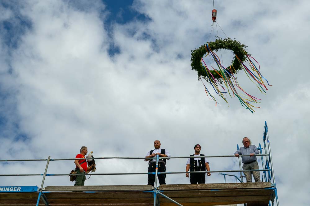 Bild zeigt die Handwerker beim Richtfest