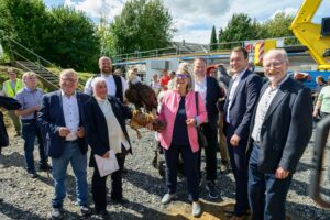 Bild zeigt die Redner beim Richtfest des Kinderhospitz