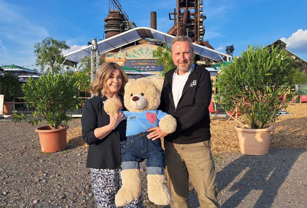 Helmut Sanftenschneider und und Birgit Lindstedt vor der Kulisse auf Phönix West.