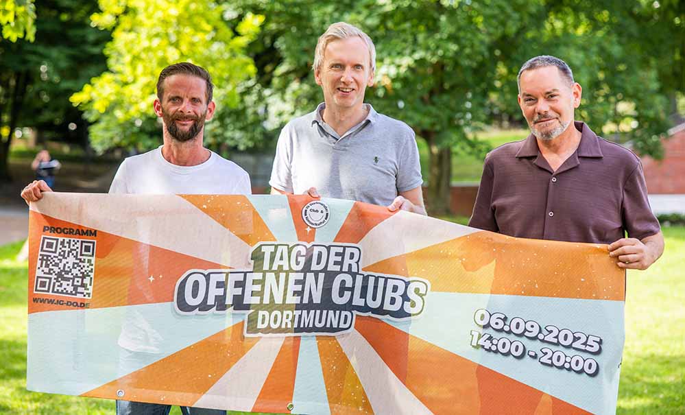 Gruppenbild mit Banner