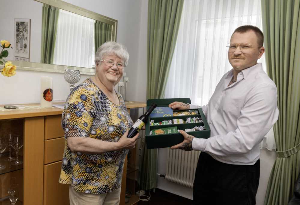 Objektbetreuer Marco Janetzki überreichte Frau Ladwig eine Kochbox als Dankeschön.