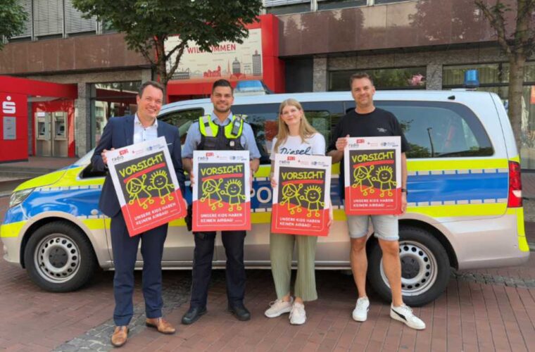 Organisator:innen mit den Plakaten der Aktion
