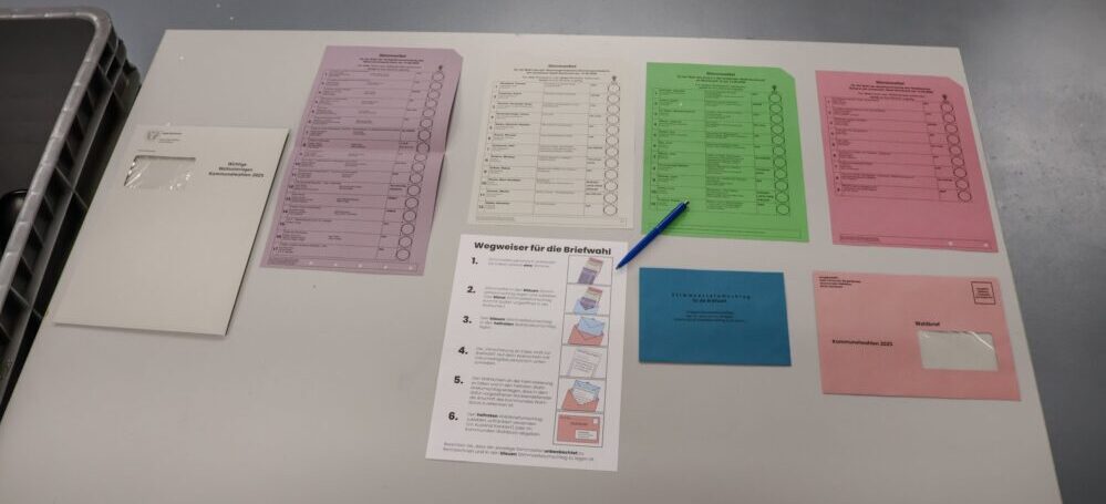 Verschiedene Wahlbögen für die Wahl im September.