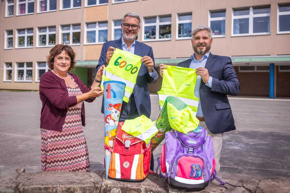 Beteiligte der Aktion mit Warnwesten