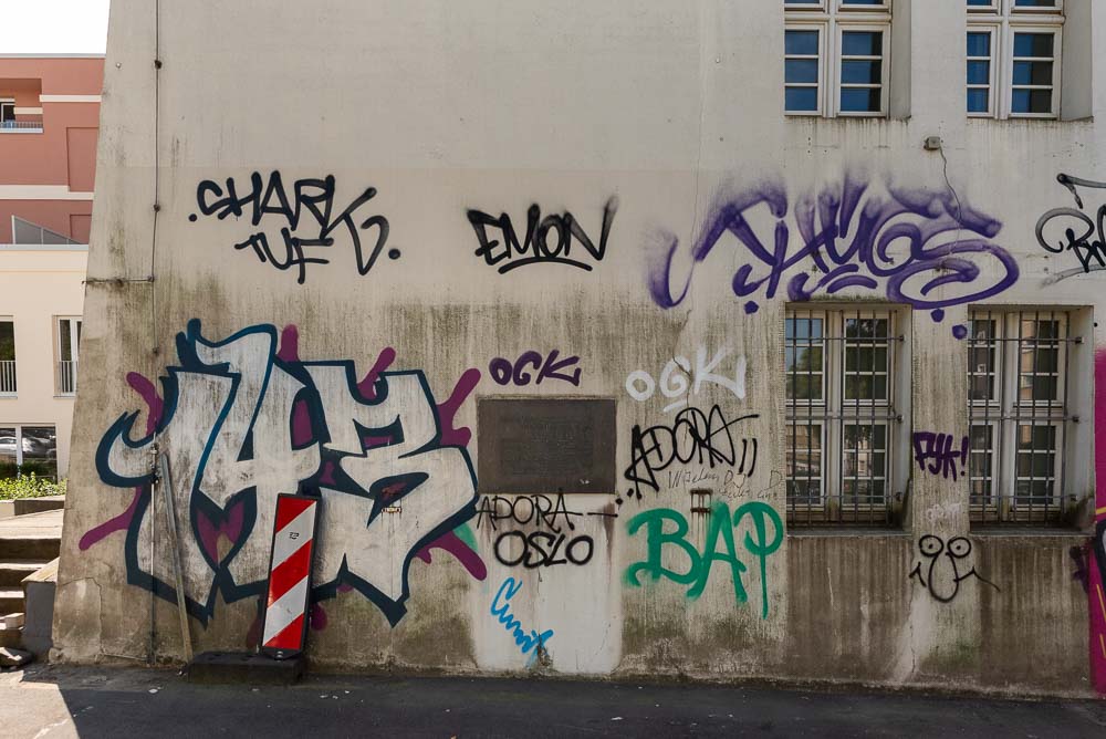 Die Gedenktafel am Wasserturm ist von zahlreichen Graffiti umgeben.