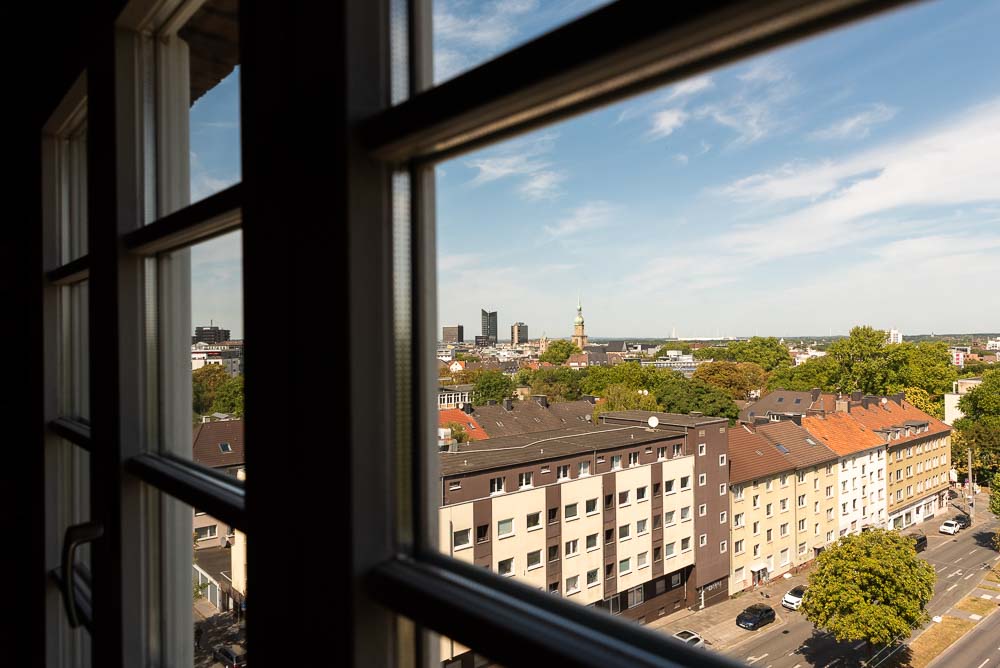 Panoramablick Richtung Innenstadt durch die Turmfenster.