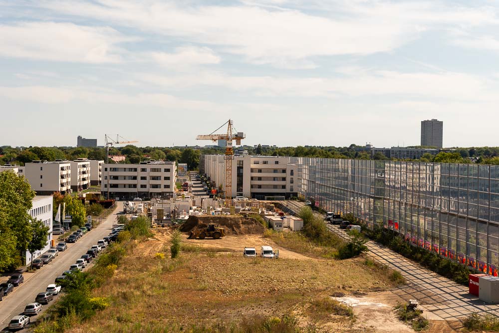 Eine Aussicht über das ehemalige Bahnhofsgelände und die umliegenden Wohnblocks.