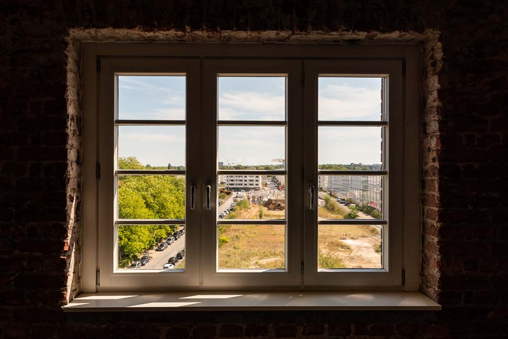 Aus dem 7. Stock – der Blick durchs Fenster auf das ehemalige Südbahnhof-Gelände.