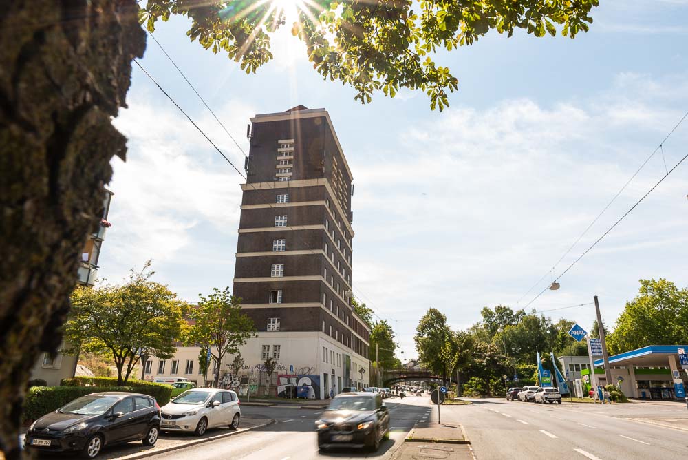 Der Turm als Teil des Stadtbilds – Historie trifft Moderne auf Dortmunder Straßen.