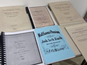 Verschiedene Dokumente über Wilsing liegen geordnet auf einem Tisch.