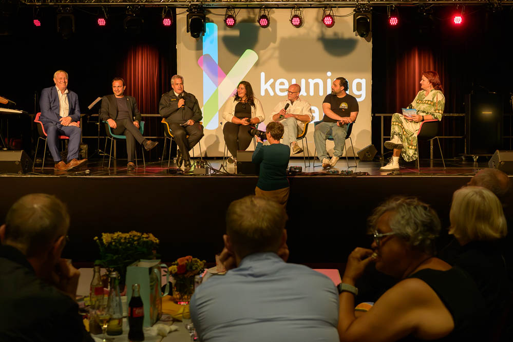 Bild zeigt Podiumsdiskussion bei der Feier zu 10 Jahre Willkommenskultur