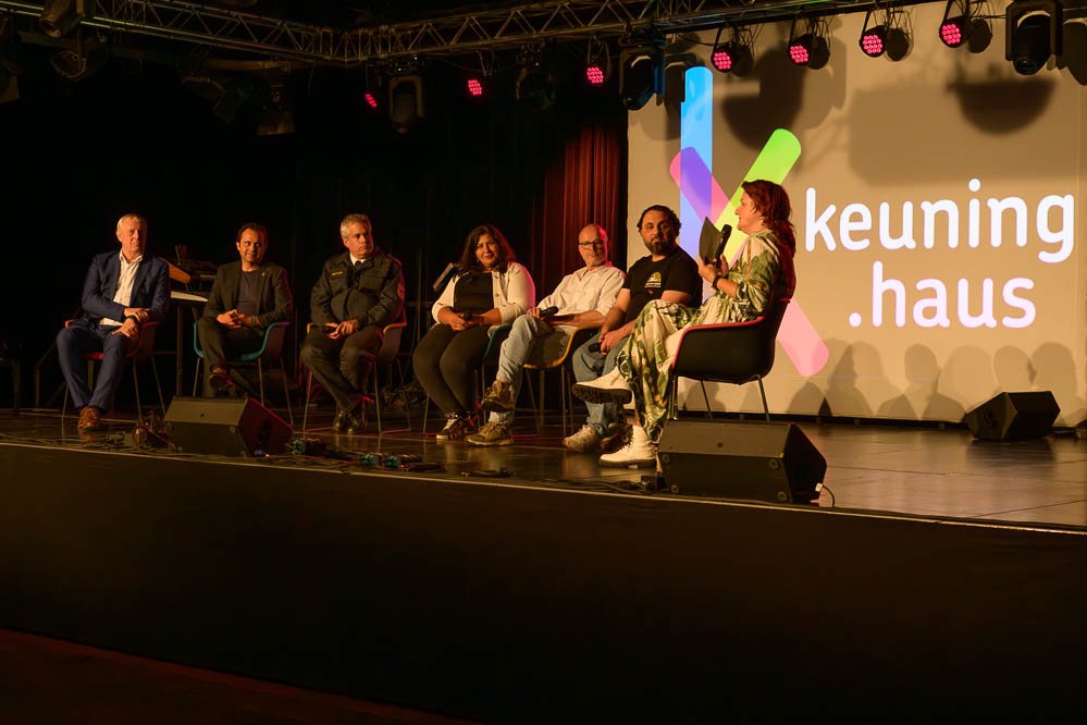 Bild zeigt Podiumsdiskussion bei der Feier zu 10 Jahre Willkommenskultur