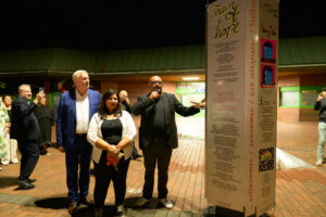 Bild zeigt Jörg Stüdemann, Fatma Karacakurtoglu und Volkan Baran bei der Begrüßungssäule