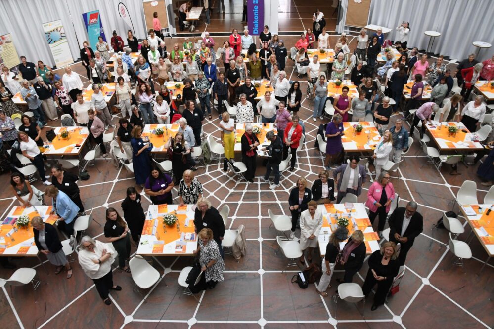 Gesamtheit der Besucher:innen am Abend bei der Veranstaltung der AG Dortmunder Frauenverbände.