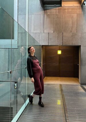 Clara Cosima Wolff im urbanem Raum
