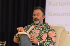 Fatih Çevikkollu während er aus seinem Buch vorließt.