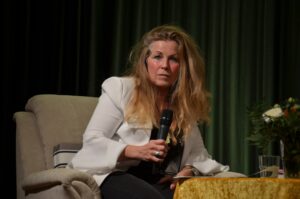 Moderatorin Dr. Vera Gerling auf der Bühne.