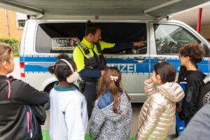 Schüler:innen und Polizeibeamter