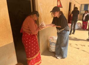 Frauen in Nepal erhalten Hygieneartikel