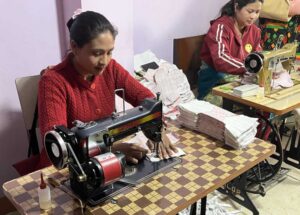 Frauen in Nepal beim nähen der Binden