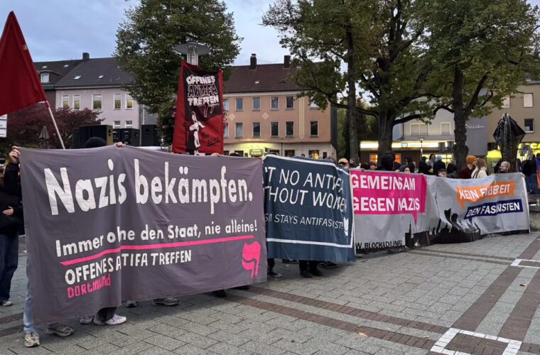 Vier große Transparente mit Aufschriften wie „Nazis bekämpfen“ wurden auf dem Wilhelmplatz hochgehalten.