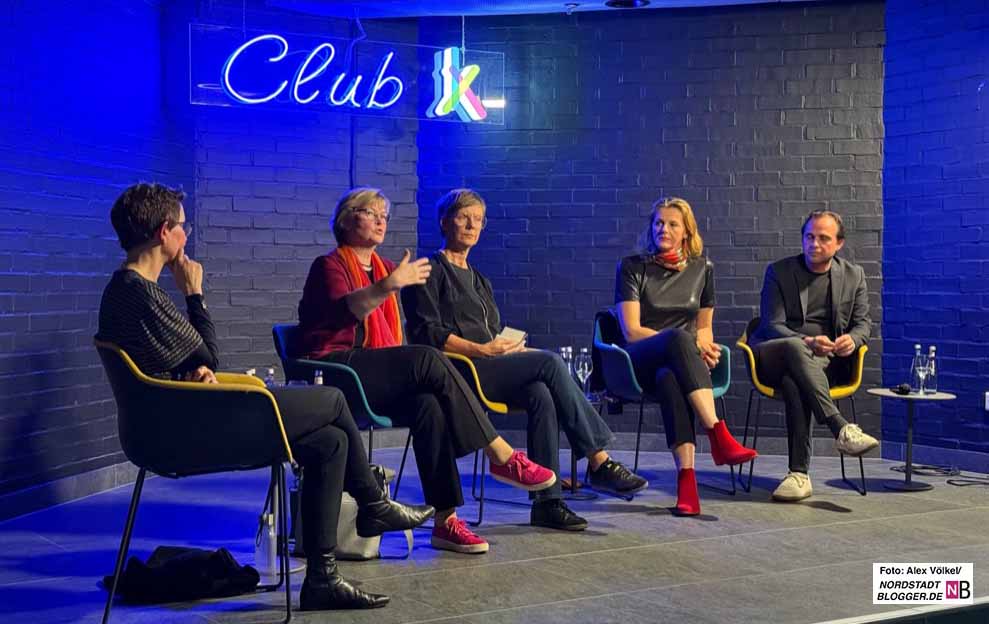 Podium mit den eingeladenen Gästen:innen im Club K.